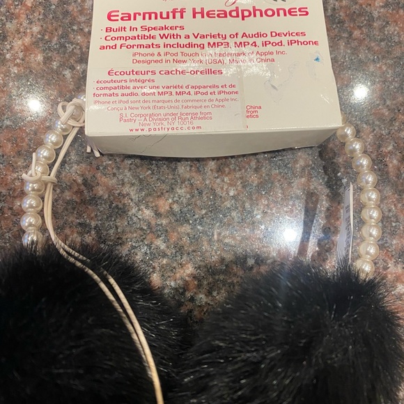 Earmuff headphones faux fur plays music - Picture 3 of 4
